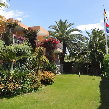 Апарт-отель Palm Village Вилласимиус